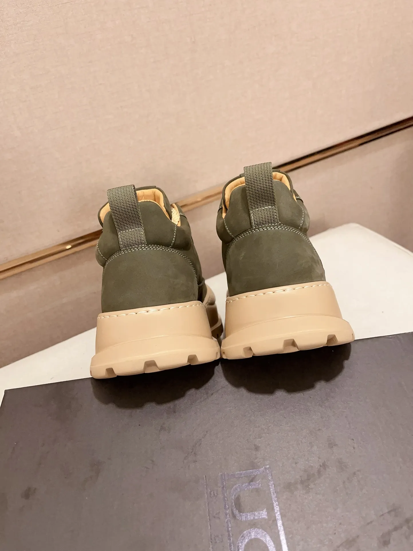 Factory price: 800💰North American men's shoes Ugg ☃️In the special sale of new high-quality men's shoes snow boots in autumn and winter, the nemesis of extreme cold weather! Made of cowhide leather, merino wool lining, and original outsole, whether driving, outdoor or daily wear, there is always one that suits you! Code number 39-44